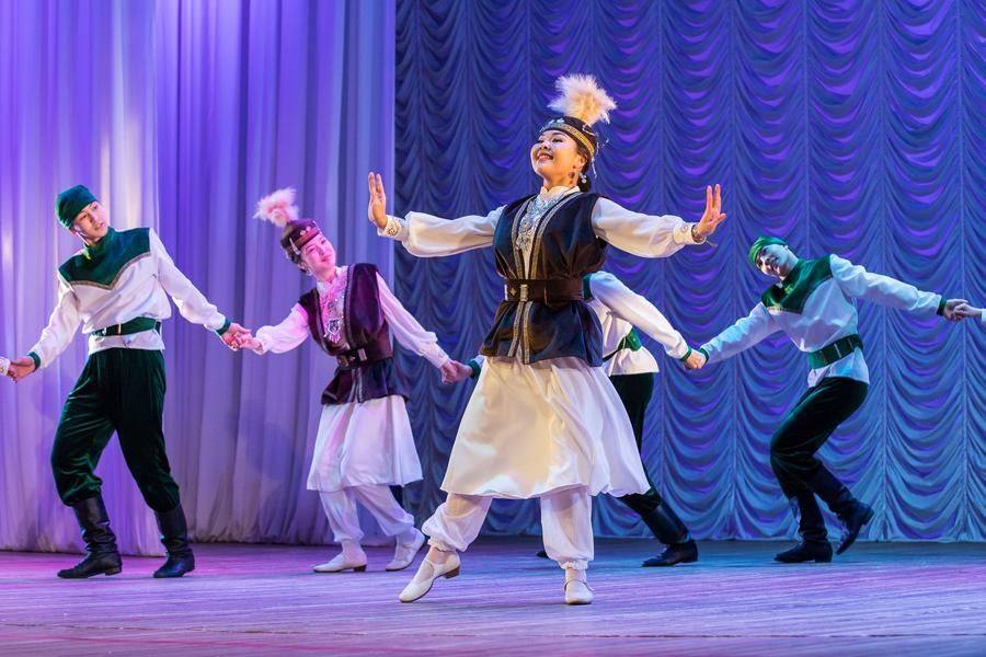 One of the ensemble’s mentors, Altyn Akhanova, takes the solo part