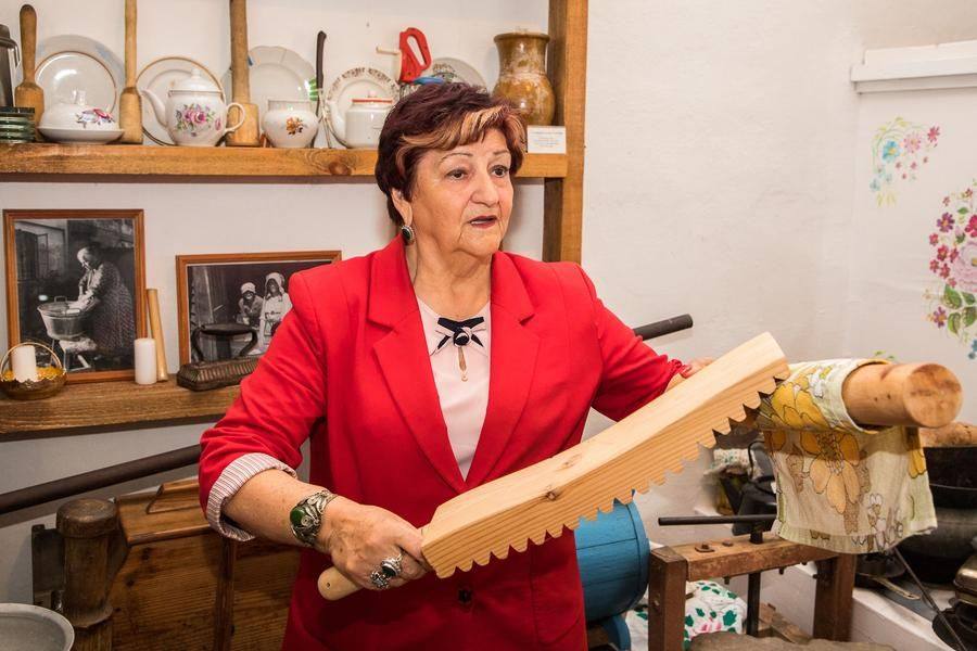 The rubel served as a traditional “iron” and was common in many households, not just German ones