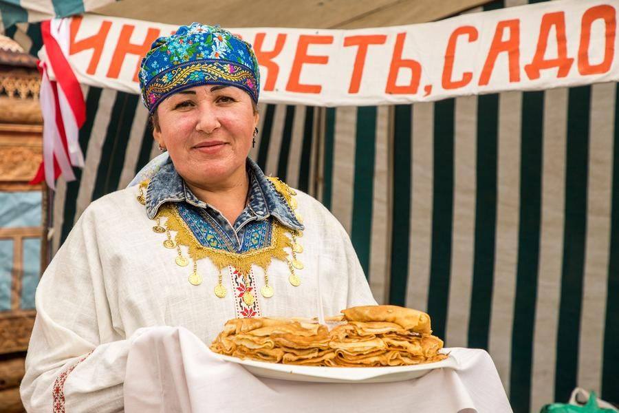 Here, village farmsteads have been set up, and guests are treated to pastries and tea