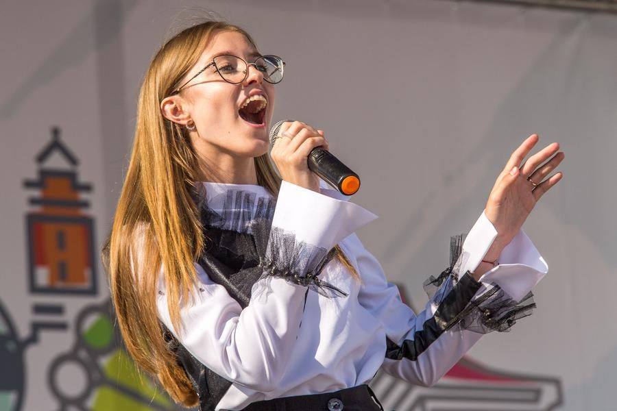 Dance numbers alternate with vocal performances