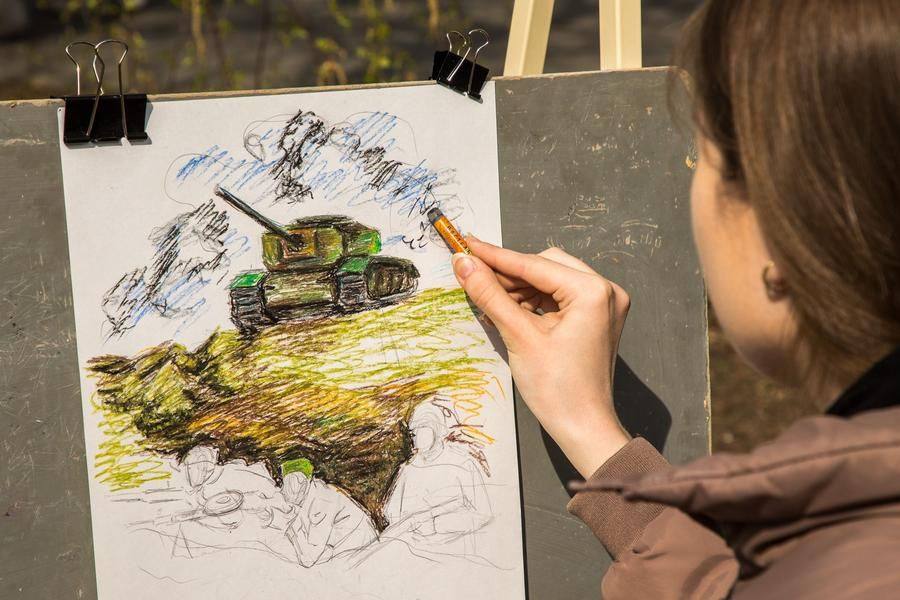 Students of the art schools take part in the “Painting Victory” campaign