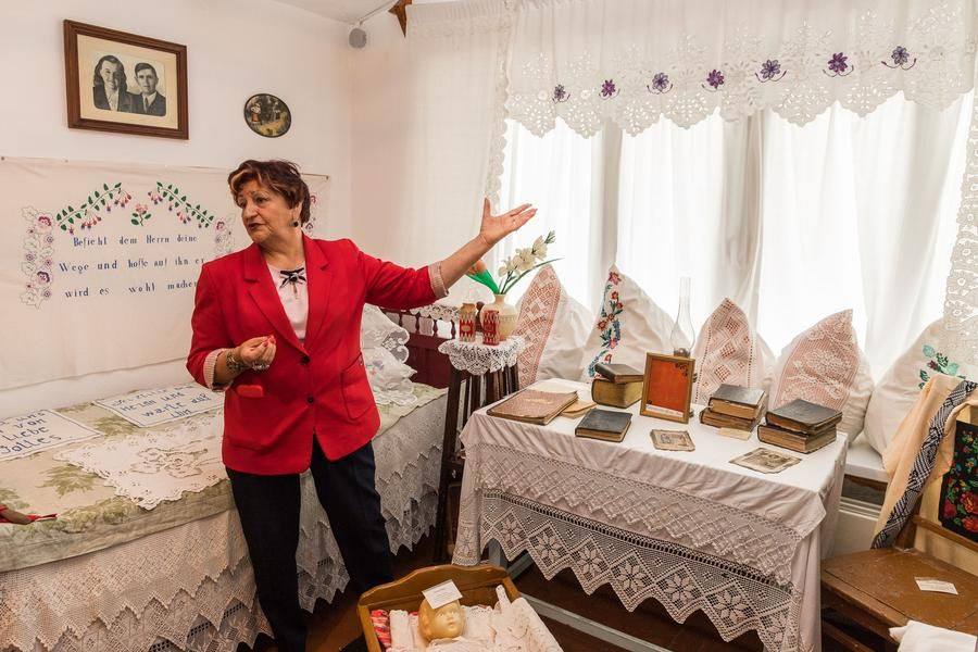 In their spare time, German women created true handicraft masterpieces: sewing, embroidery, lace‑making, and fabric punching