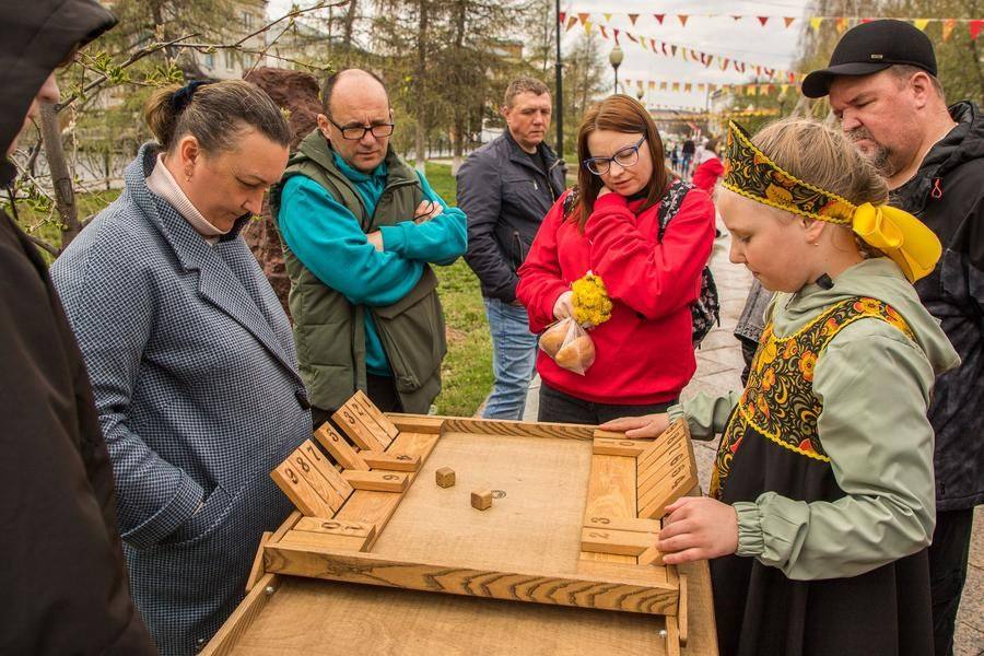 At another, they can try their luck at the English game “Shut the Box”