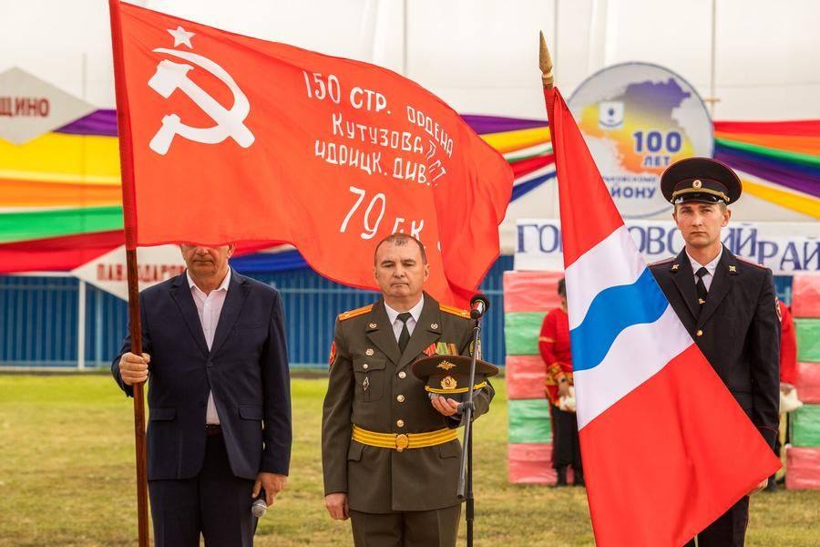 Military Commissar Sergei Troshikhin calls for a minute of silence in memory of the fallen soldiers