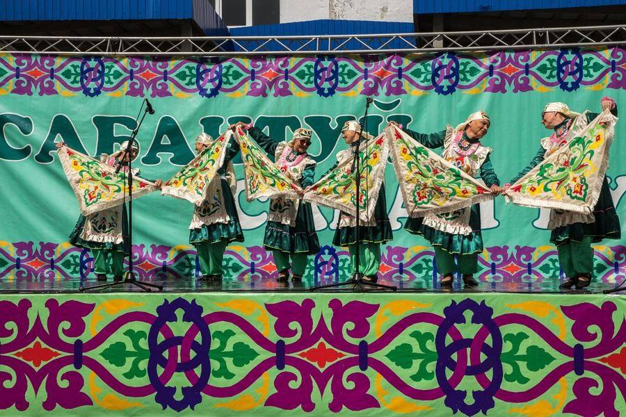 Meanwhile, the concert goes on. On stage is the “Sudarushka” ensemble