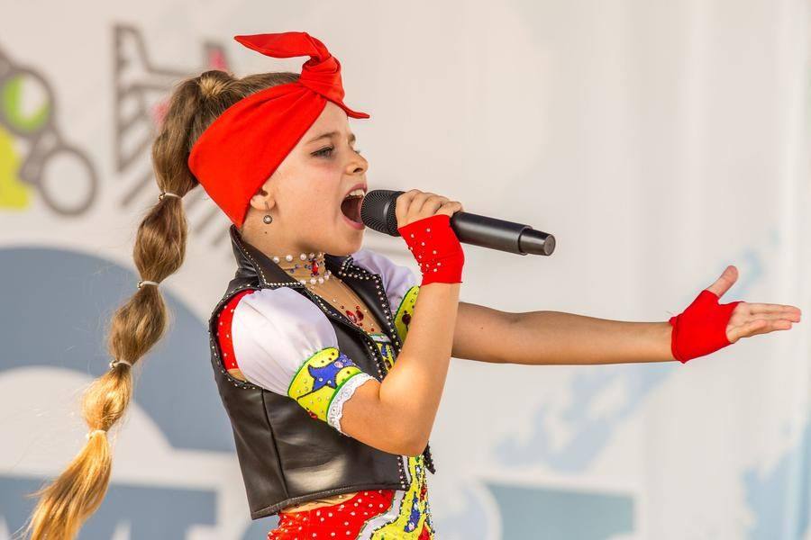 Overall, the entire concert is a true kaleidoscope of costumes, ages, and emotions