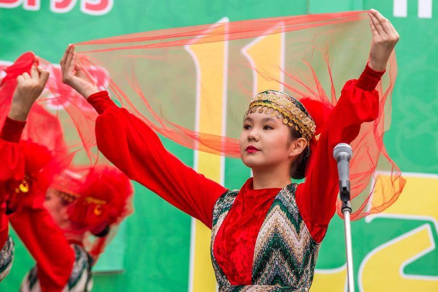 Uzbek dance “Bukhara” is light and airy