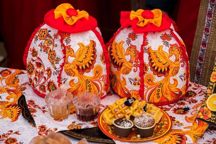 The teapots are covered with delicate “caps” that keep the warmth and the mystery