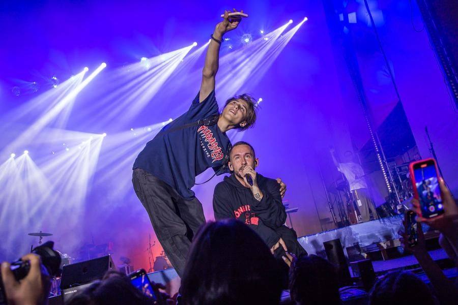 One young man was even lucky enough to take a selfie with the band’s frontman