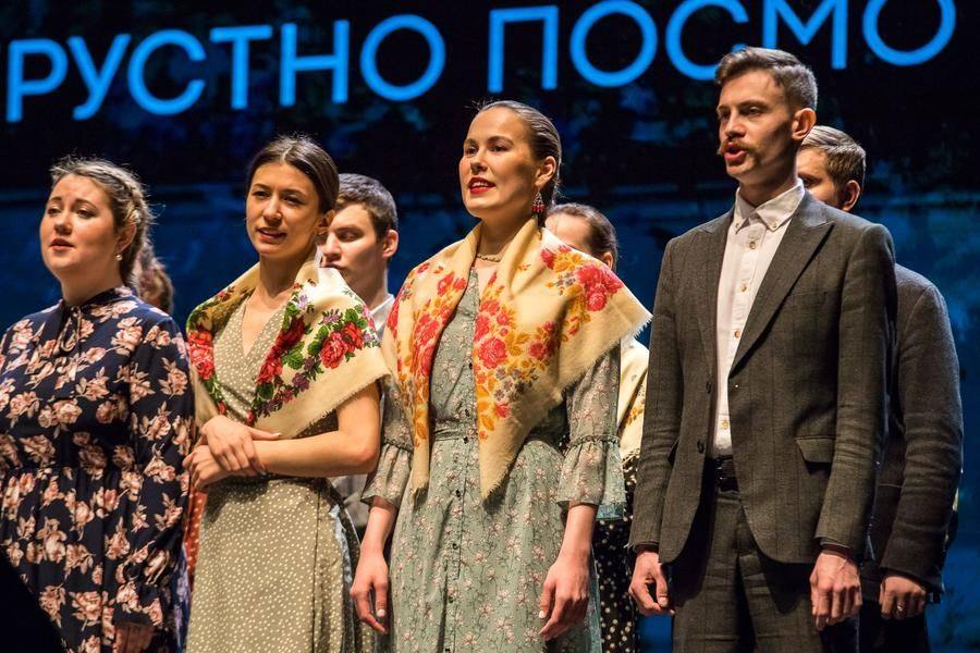 The folk ensembles from Moscow and Omsk, already familiar to the audience, lead the singing