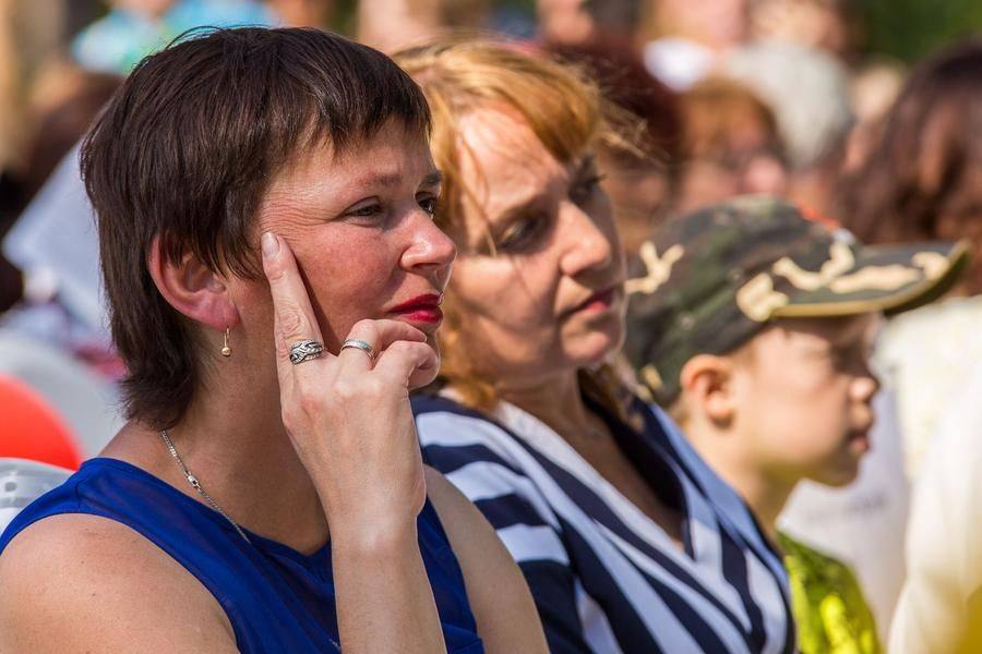 The audience follows the kaleidoscope of brilliant performers with great interest