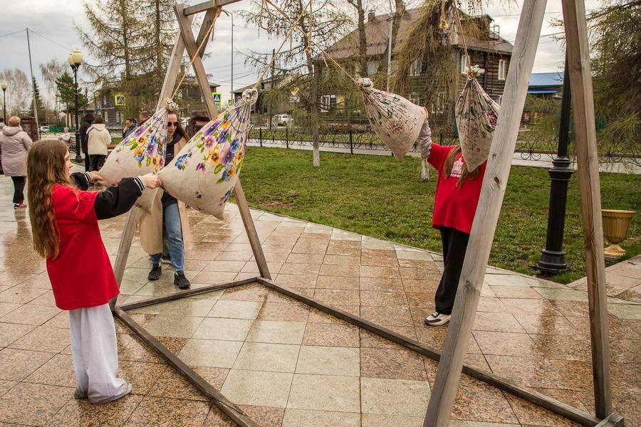 Volunteers release the sacks once the next applicant is ready