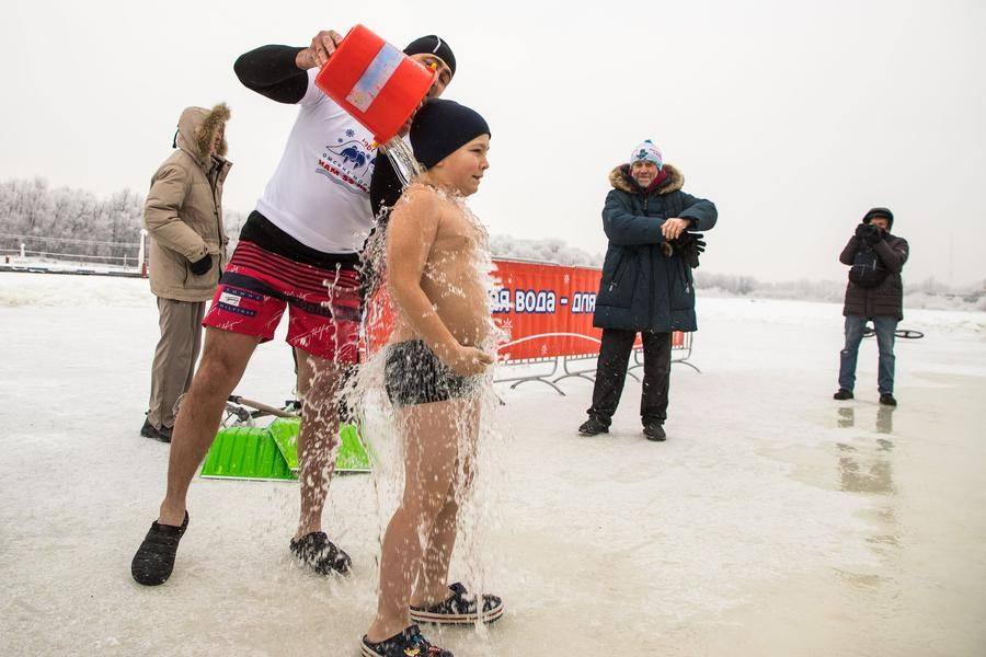 For children, pouring water over themselves is generally the most suitable form of hardening