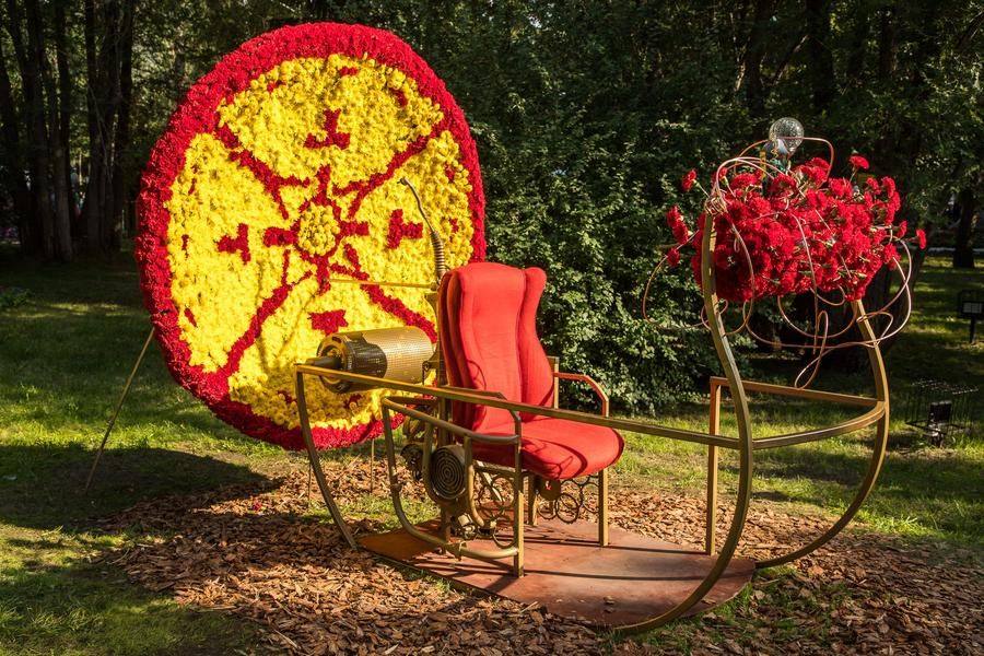 At Vystavochny Public Garden, the “Time Machine” is ready to whisk guests away