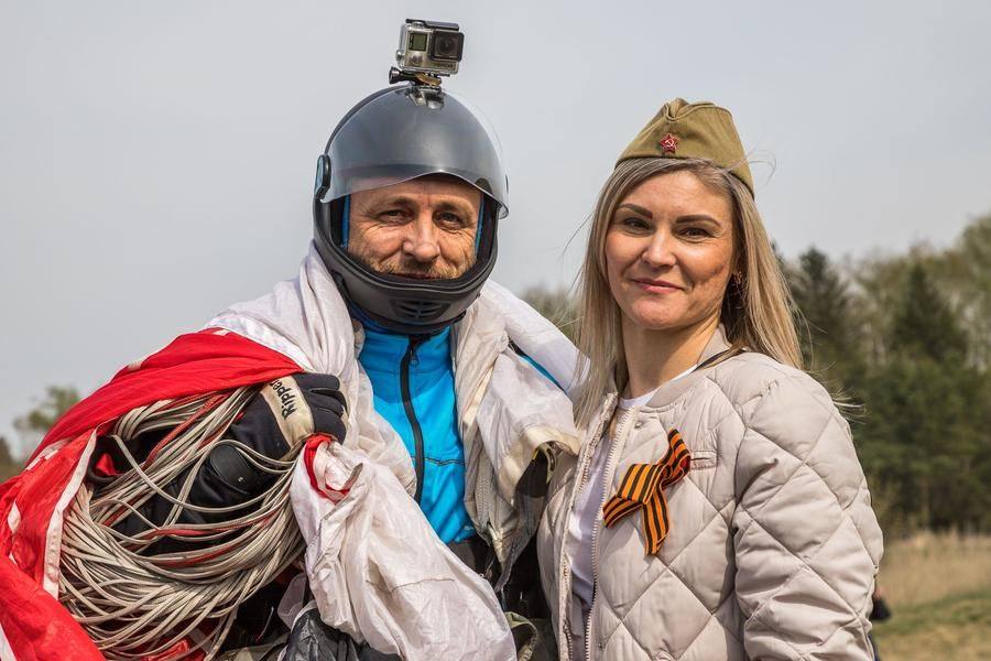 The paratroopers’ landing makes a spectacular festive surprise for the people of Omsk