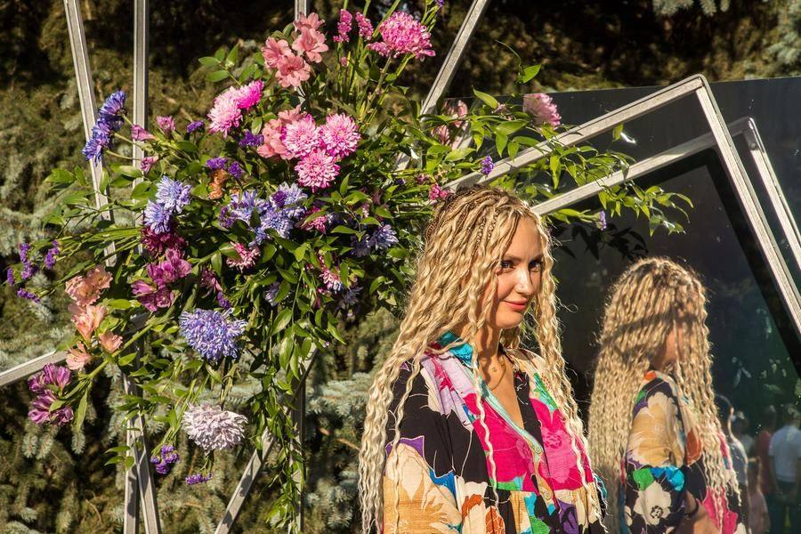 Beloved by Omsk residents, floral photo zones are placed throughout the area