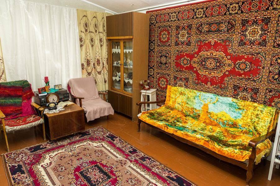 Another room takes you back to the 1970s and 80s: a woolen carpet hangs on the wall, and the vintage “Deer” carpet covers