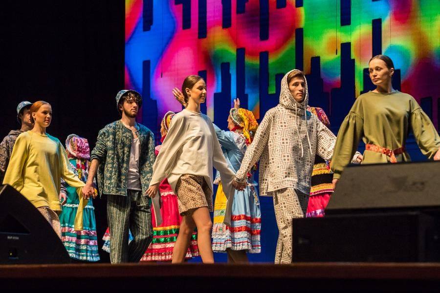 In the finale, all the performers and authors of the performance take the stage