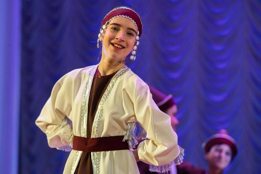 The girls from the “On the Wings of Dance” ensemble embody graceful swan maidens