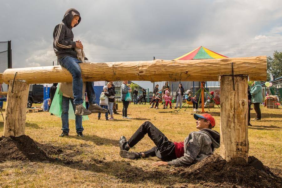 Lost your footing on the log? No hard feelings — a contest is a contest