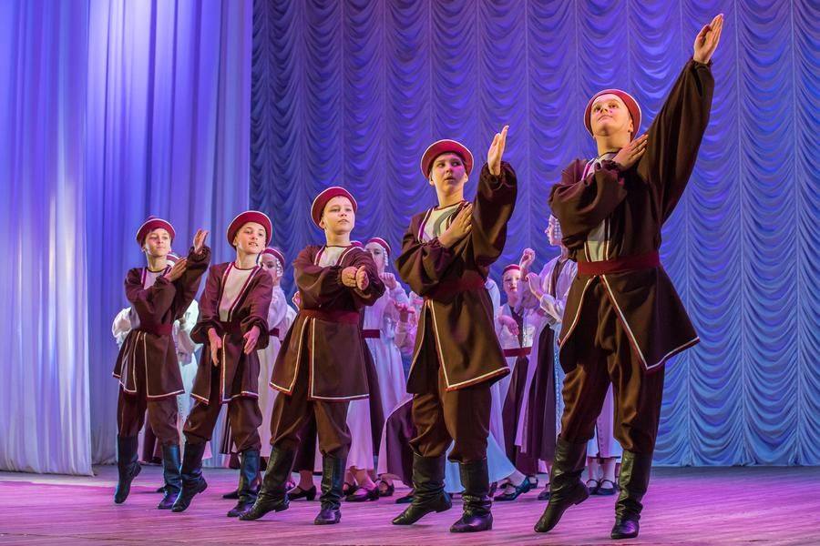 They are supported by the mighty steppe strongmen, adding strength and narrative to the piece