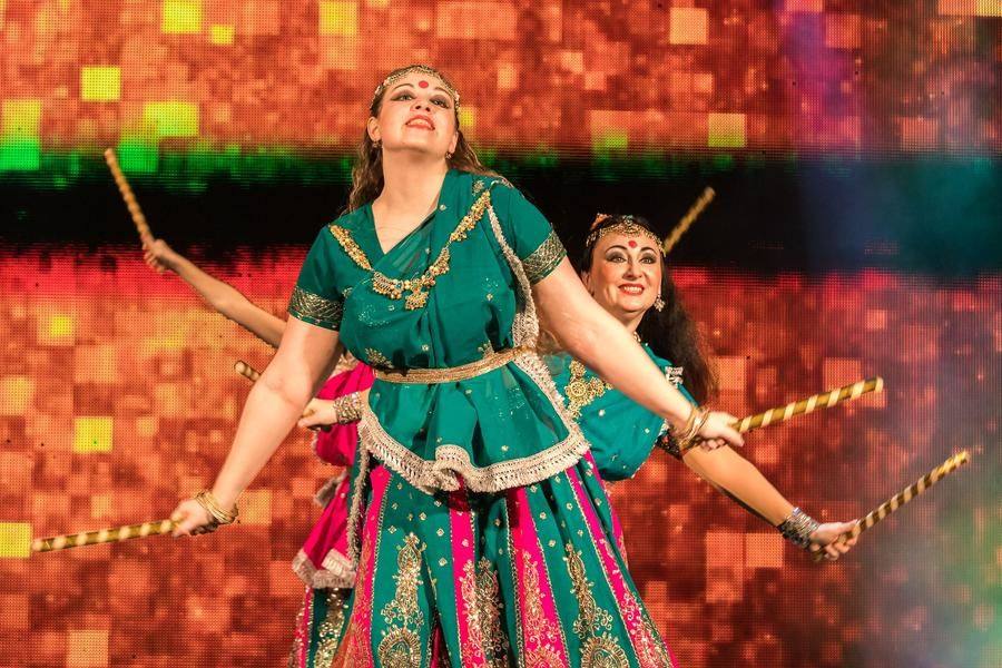 The story tells of “a restless heart dancing without stopping” while waiting for a loved one