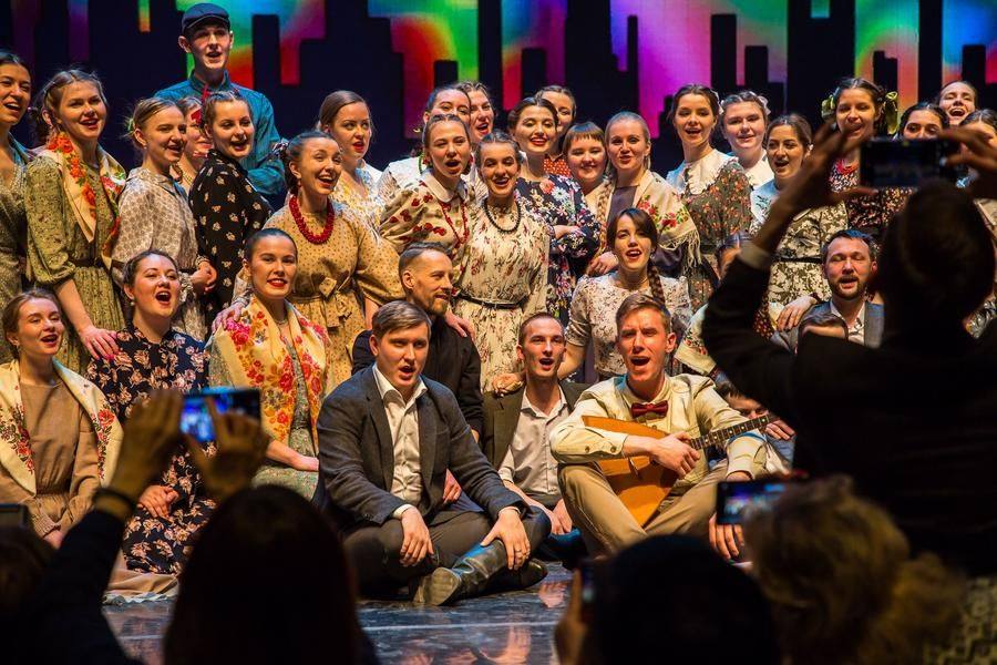 Now the singing is completely improvisational — because at this moment, not singing is simply not an option