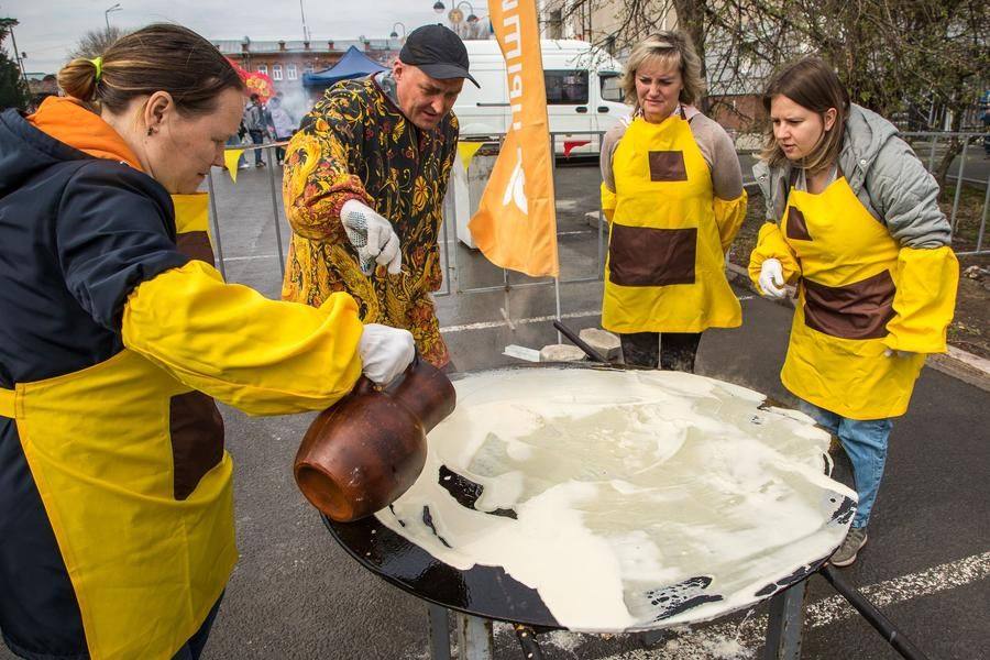 Participants spread the batter across the surface themselves and bake meter‑long pancakes