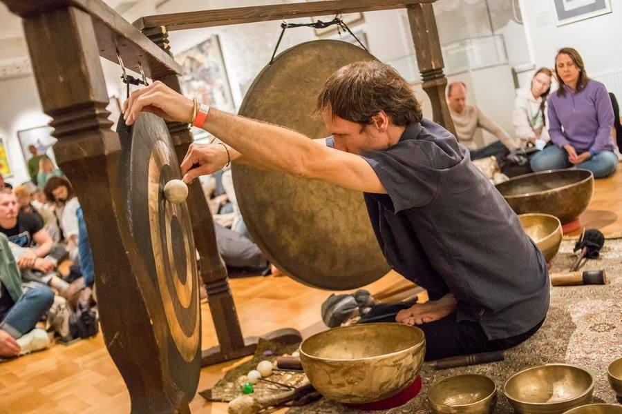 The gong’s sound is spacious, textured, relaxing, and penetrates deep into the mind
