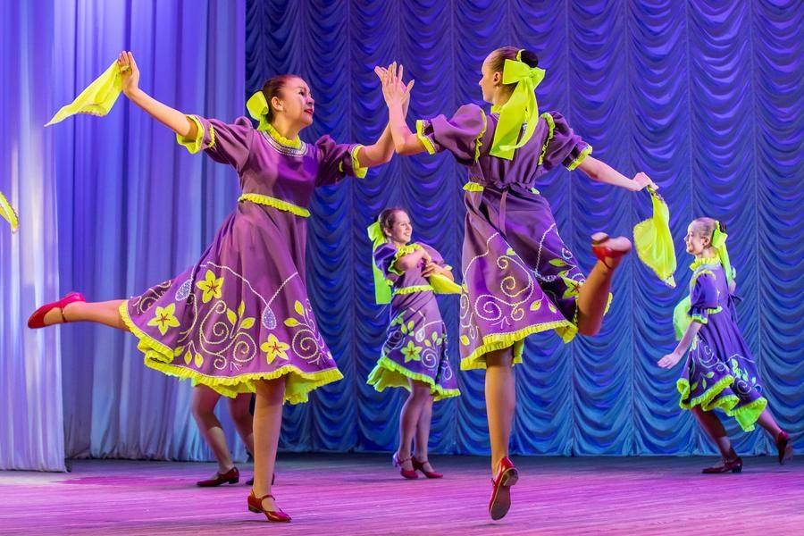 The Russian dance “Devchushki‑Veselushki” comes from the creative repertoire of the “Zefir” studio