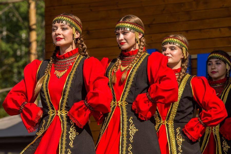 The next piece is the Bashkir lyrical dance “Long Hair”