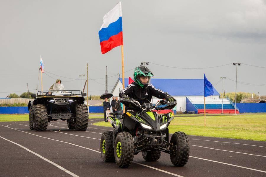 With every lap, you get a better look at the pilots and their machines