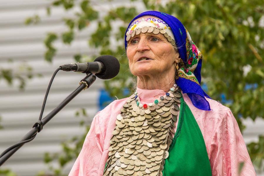 The next performer is a vibrant representative of the Udmurt people
