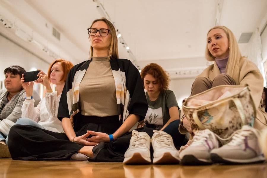 In the front rows are connoisseurs of this ancient practice