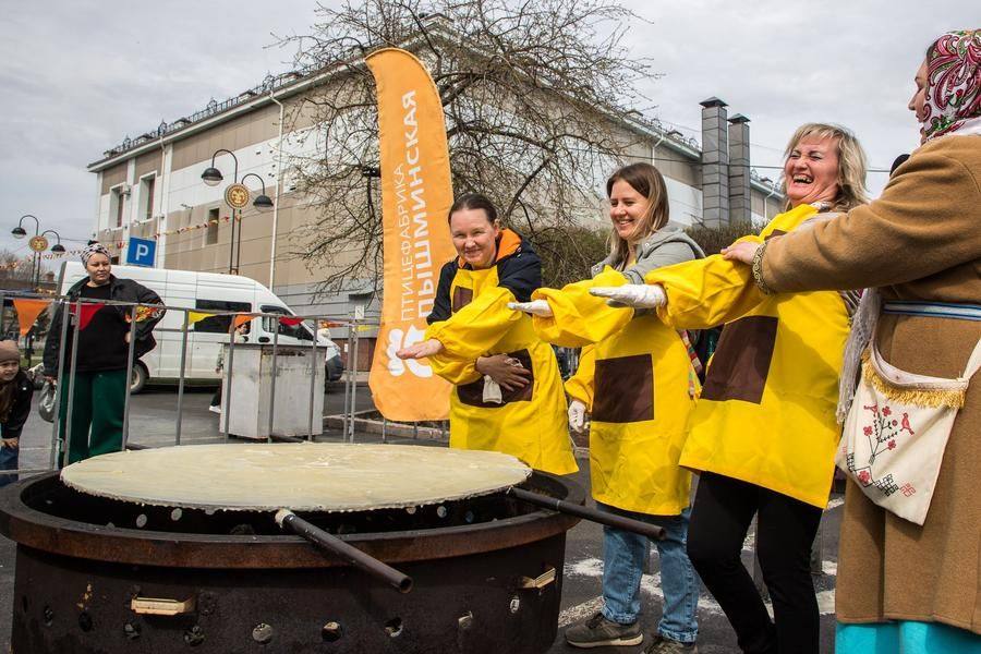 Mastering the art of pancake baking is impossible without jokes and playful sayings