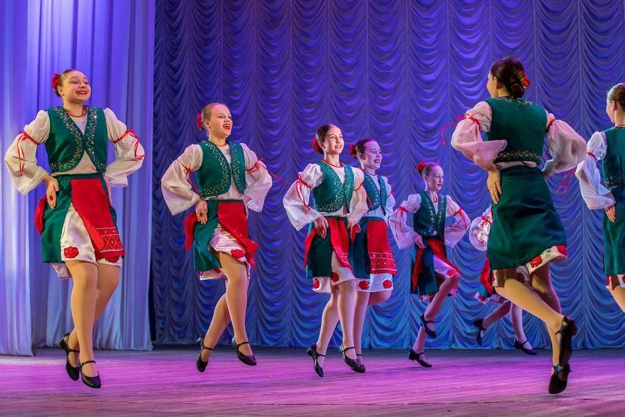 Indeed, the name “On the Wings of Dance” fits this Children’s Art School No. 13 ensemble perfectly!