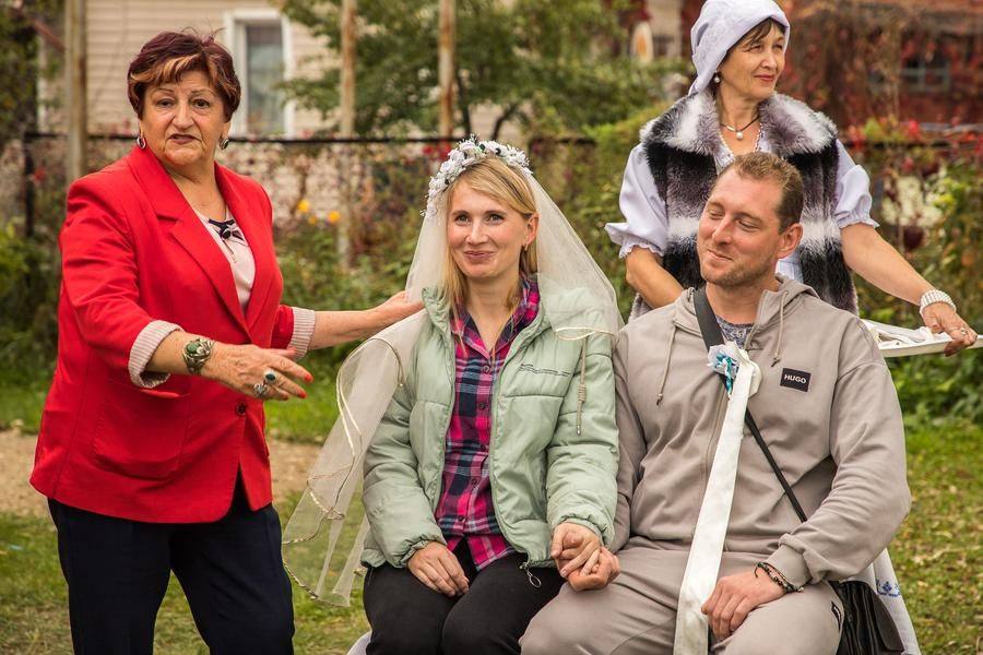 The “newlyweds” are chosen from among the tourists — this time, it’s the couple Lyudmila and Alexey Paryginy
