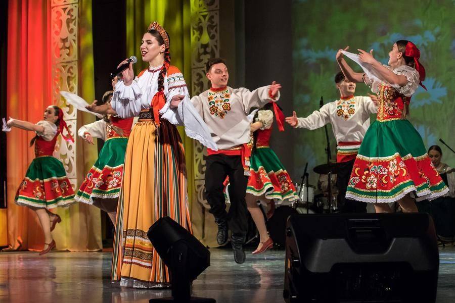 The piece “From the Courtyard, From the Little Courtyard” once again blends vocals and choreography