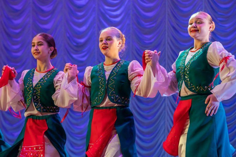 Their interpretation of the Bulgarian hora is a beautiful, classic staging