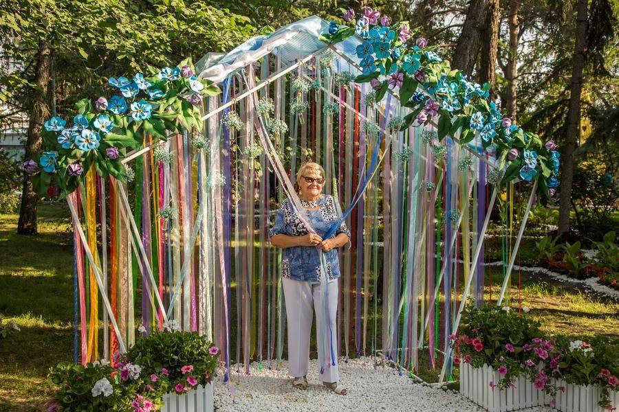 Right next to it is a charming arch, perfect for colorful photos