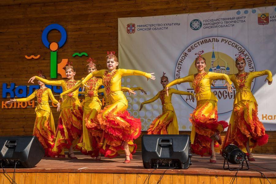 Closer to 4 PM, the sun filled the stage quite opportunely, and the costumes came alive in all their splendor