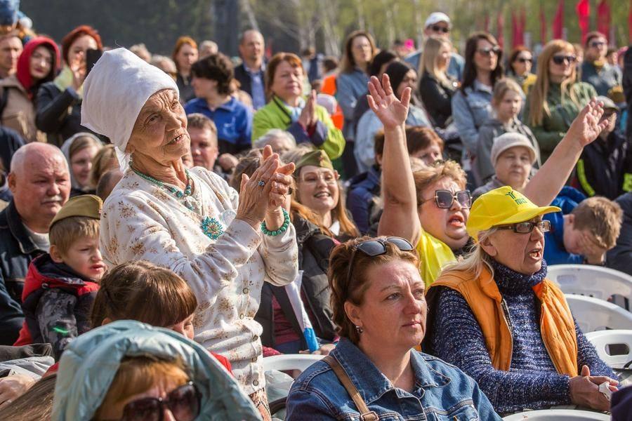 The audience sings along eagerly and reacts with great emotion throughout