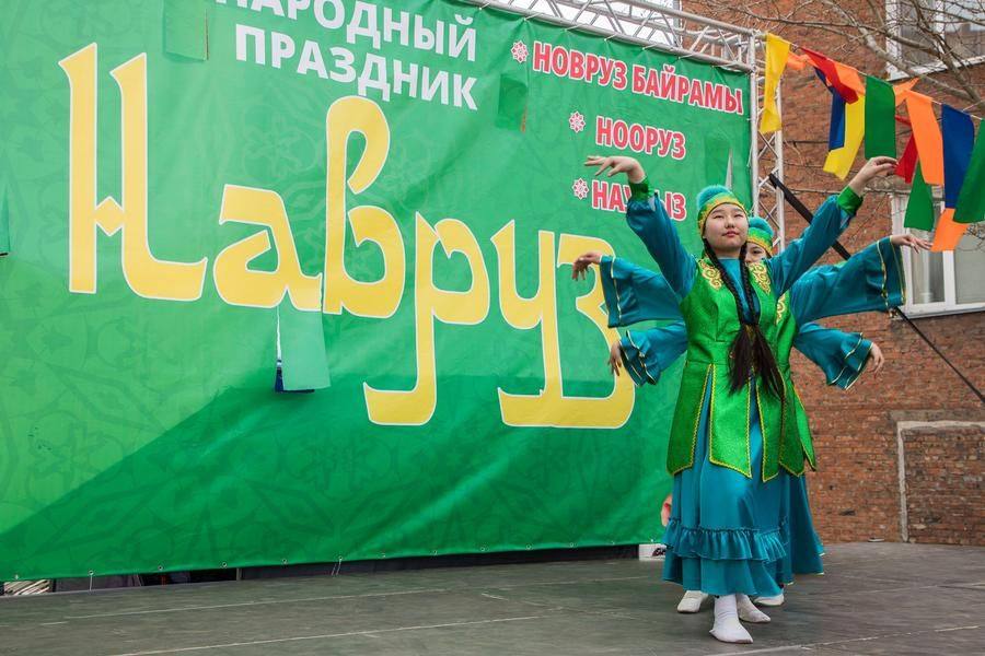 More and more performers come on stage, and Nowruz continues