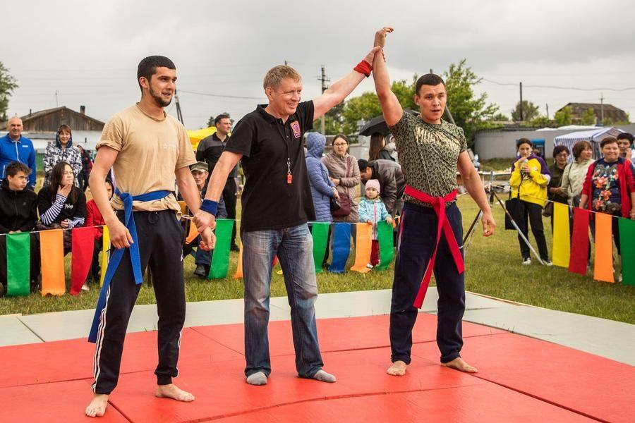 After a series of duels, he is the festival’s chief strongman!