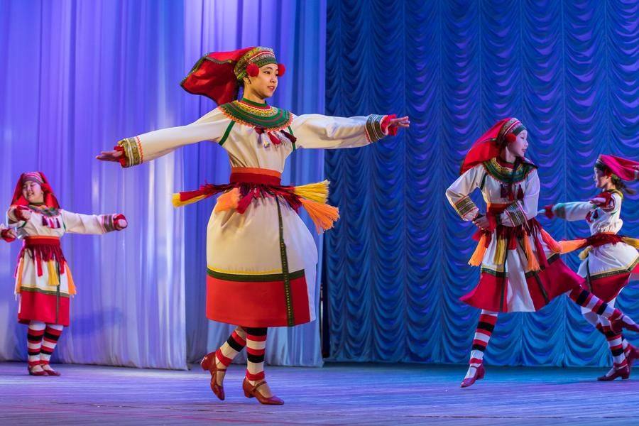 The Mordvin dance “Mokshan Vikhlyavitsy” is rooted in traditional folk movement