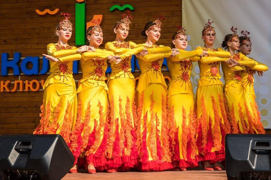 The “Emerald” ensemble (Tyukalinsky District) dances in perfect sync