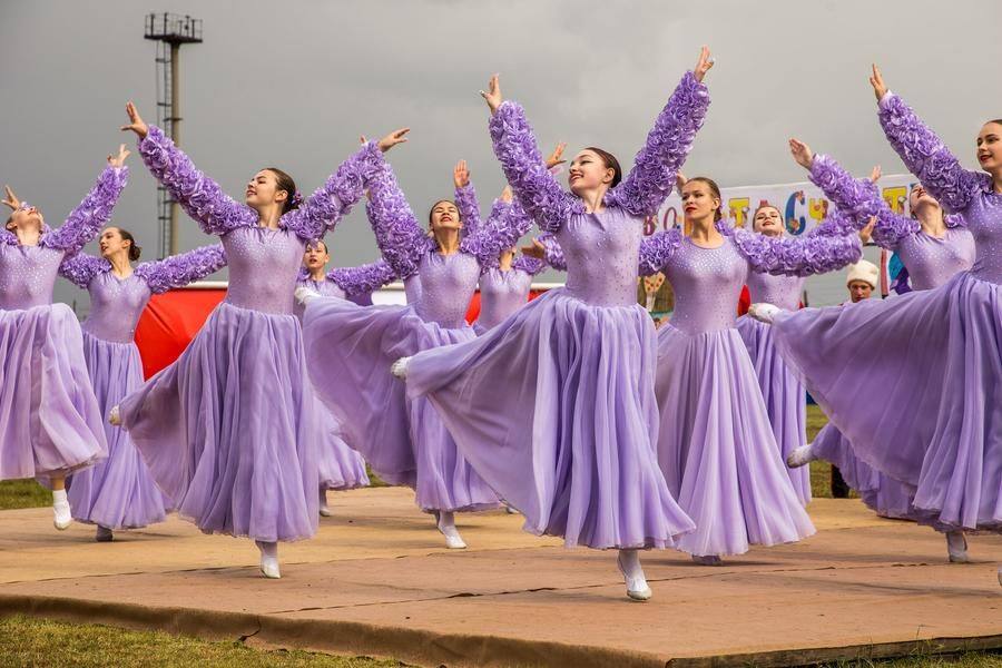 Next up, the Kalachinsk “Youth” collective takes the baton with their number “Lilac”