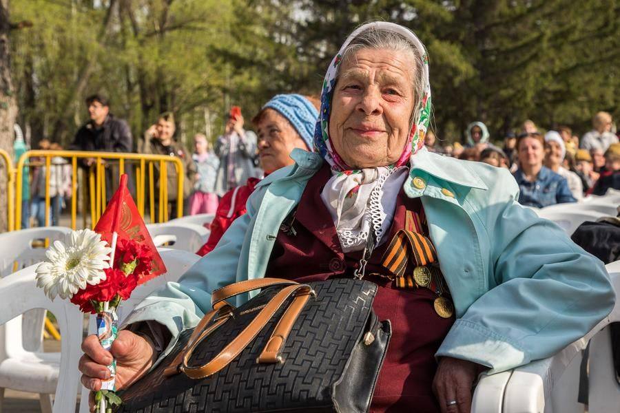 The performers’ sincerity strikes a chord with veterans and wartime home‑front workers