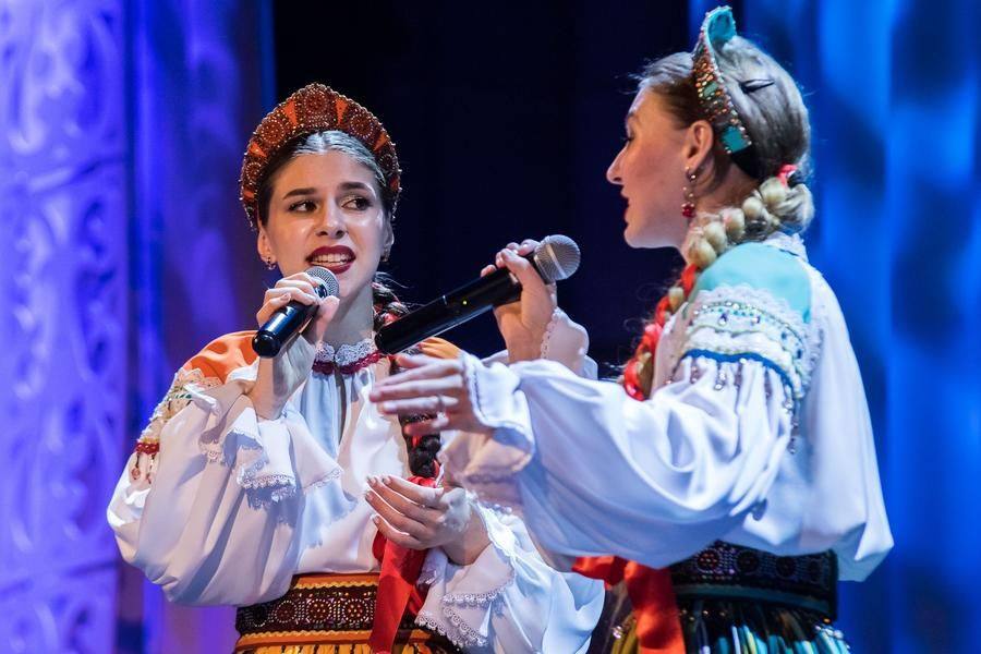 The vocalists’ on‑stage dialogue is tender and deeply moving