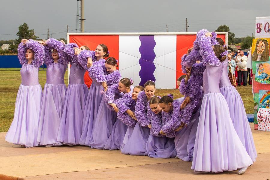 The dancers’ flawless coordination is mesmerizing